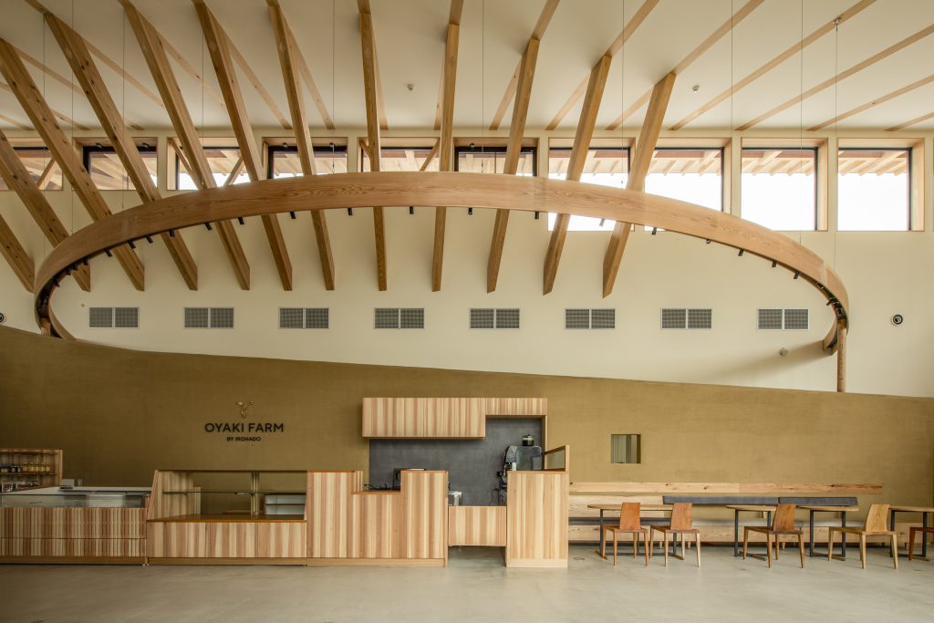 OYAKI FARM BY IROHADO | カフェ内観正面 | 土と木の建築